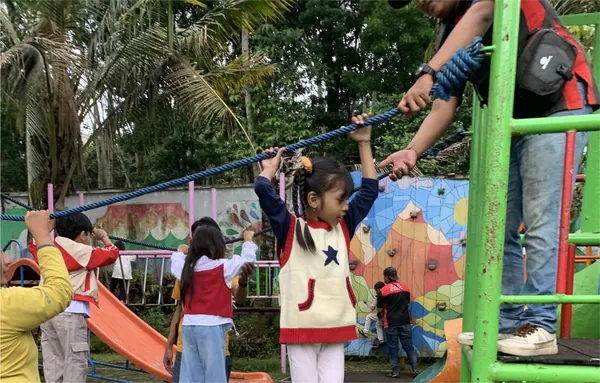 Tantangan ketangkasan fisik dalam rangkaian kegiatan outbound anak dan remaja