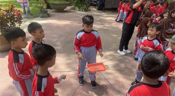 Siswa bersiap menggunakan perlengkapan safety sebelum meluncur di Flying Fox