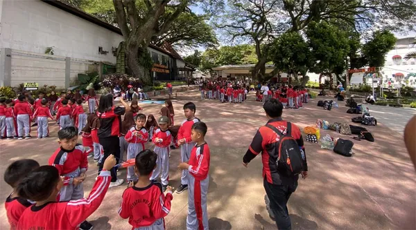 Momen kompetisi antar kelompok dalam permainan outbound yang edukatif