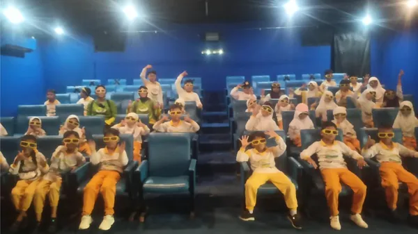 Fasilitas waterboom dan kolam air jernih yang menyegarkan bagi para siswa