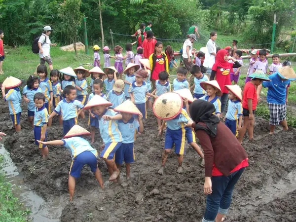 Dokumentasi keceriaan rombongan sekolah saat menjelajahi zona edukasi dunia