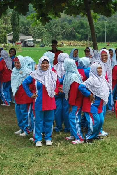 Briefing keselamatan dan teknik mendayung oleh pemandu profesional sebelum pengarungan