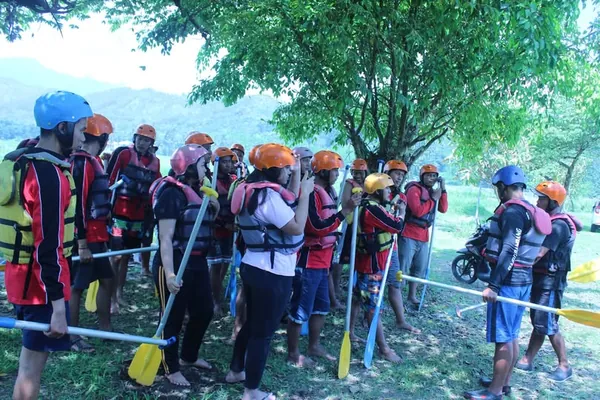 Aksi kerja sama tim saat melewati jeram sungai yang memacu adrenalin