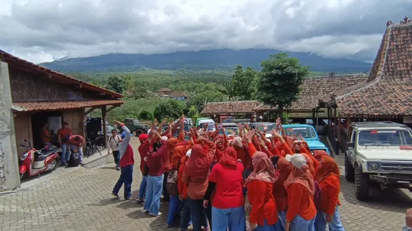 Petualangan dimulai: Konvoi Jeep memasuki jalur hutan pinus Coban Talun yang asri