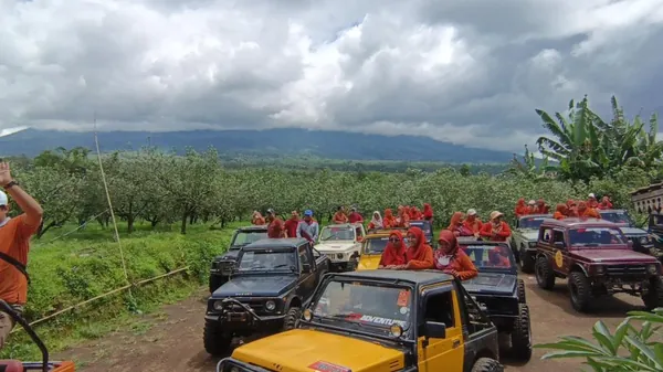 Aksi memacu adrenalin: Jeep melintasi jalur offroad tanah yang menantang
