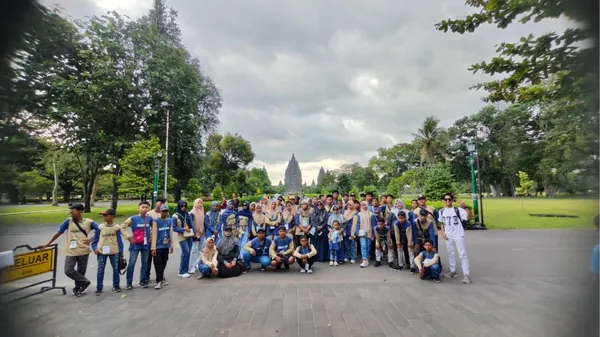 Dokumentasi keceriaan rombongan menikmati kuliner khas Bakpia di sentra industri