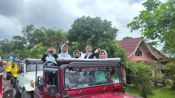 Siswa belajar membatik: Praktik langsung seni budaya tradisional Yogyakarta