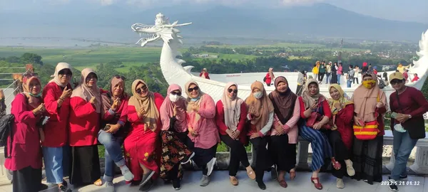 Edukasi religi dan arsitektur di Masjid Agung Jawa Tengah dengan payung raksasanya