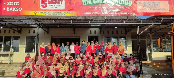 City Tour Semarang: Dokumentasi rombongan sekolah di kawasan bangunan kolonial yang estetik