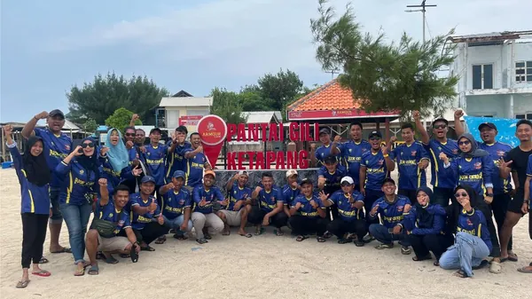 Foto bersama rombongan sekolah di hamparan pasir putih Pulau Gili Ketapang Probolinggo