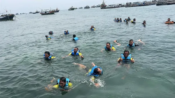 Keseruan rombongan saat menyeberang menggunakan kapal wisata menuju pulau eksotis