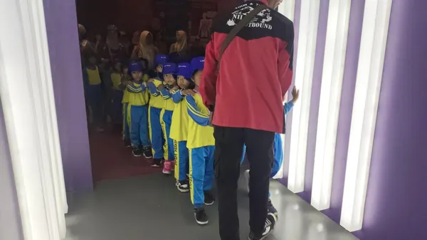 Edukasi sains di Jatim Park 1: Peserta trip Nila Productions mencoba alat peraga fisika