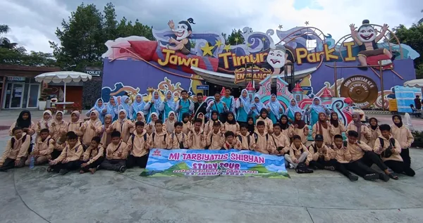 Momen kebersamaan guru dan murid mengeksplorasi destinasi edukasi terbaik di Jawa Timur