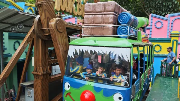 Keseruan siswa menikmati berbagai wahana permainan ketangkasan di Jatim Park 1