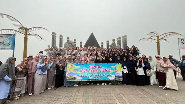 Pemandangan tenang Telaga Sarangan di pagi hari dengan udara pegunungan yang sejuk