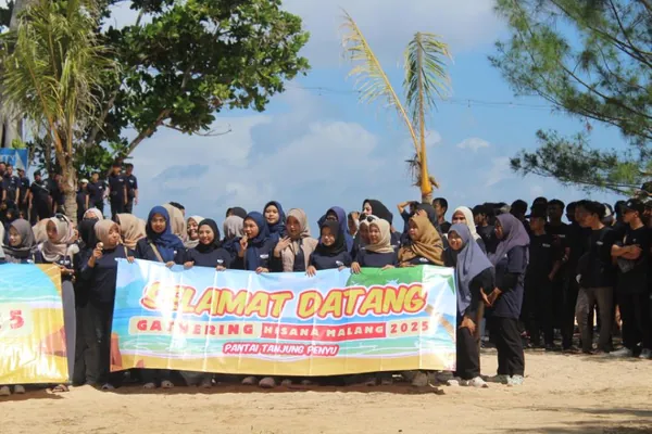 Keseruan outbound rombongan sekolah di hamparan pasir putih Pantai Tanjung Penyu Malang