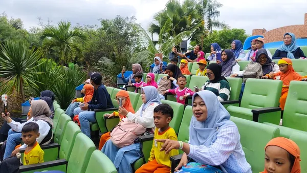 Edukasi paleontologi: Mengamati replika dinosaurus dengan teknologi animatronik yang nyata