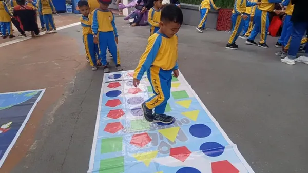 Persiapan kepulangan rombongan sekolah menuju stasiun dengan tertib