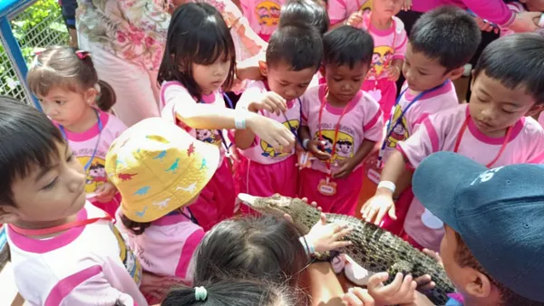 Keceriaan siswa saat mengeksplorasi area taman di Kota Batu dengan fasilitas lengkap