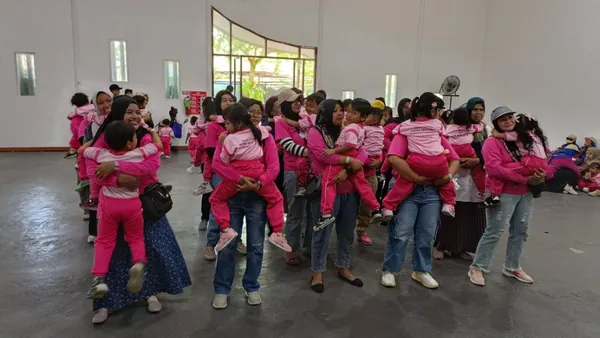 Siswa menikmati udara segar pegunungan dan pemandangan alam di lokasi wisata Batu