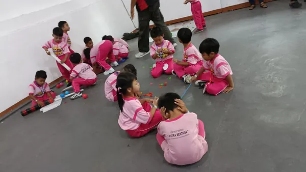 Momen interaksi siswa di wahana pilihan paket ekonomis yang edukatif