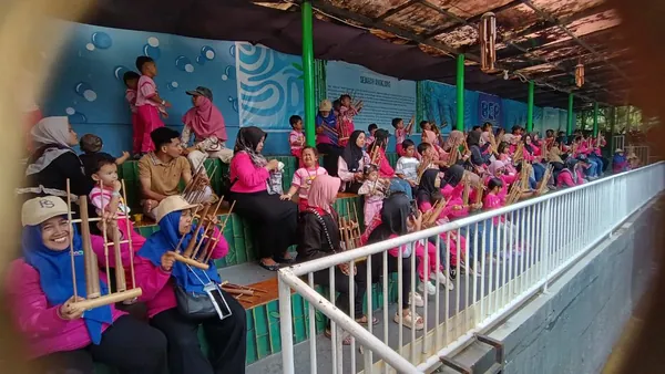 Fasilitas transportasi bus pariwisata yang nyaman untuk rombongan sekolah