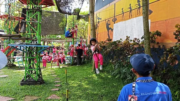 Pendampingan tour leader yang ramah memastikan perjalanan siswa berjalan lancar