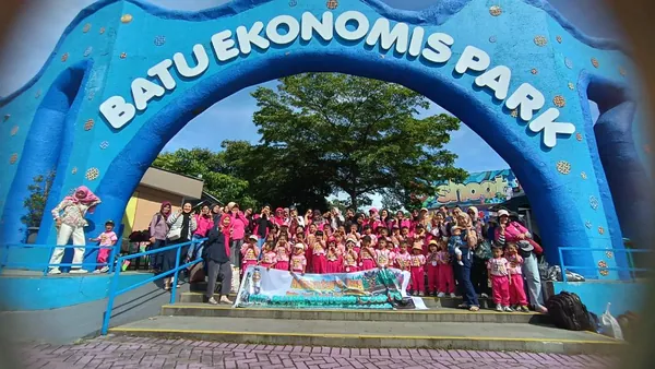 Foto bersama rombongan sekolah menikmati paket wisata Batu Ekonomis Park yang hemat dan seru