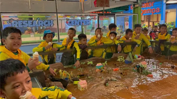 Siswa belajar tentang ekosistem alam dan konservasi satwa di Eco Green Park Batu