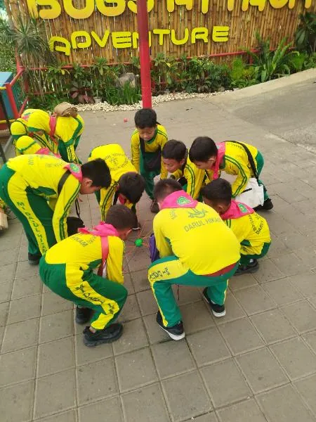 Keceriaan rombongan sekolah saat mencoba wahana air di Wonderland Waterpark Kota Batu
