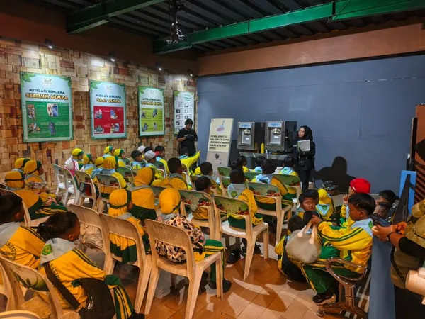 Fasilitas kolam arus dan seluncuran air yang seru untuk melepaskan penat setelah belajar