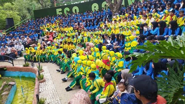Foto bersama rombongan sekolah dalam agenda trip edukasi Eco Green Park dan Wonderland Waterpark