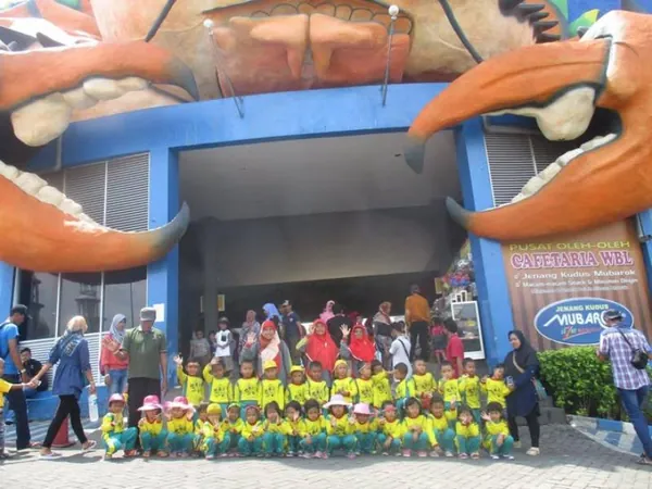 Foto bersama rombongan sekolah di landmark gerbang kepiting raksasa Wisata Bahari Lamongan