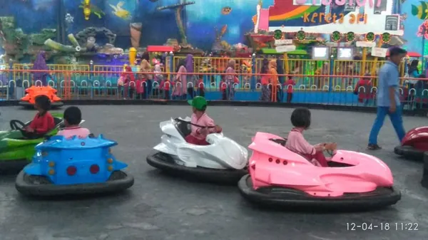 Siswa mencoba wahana permainan air dan kolam renang air laut yang ikonik di WBL