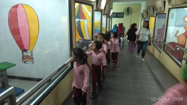 Rombongan sekolah mengamati koleksi kerang dan fosil di Galeri Kapal Dan Kerang