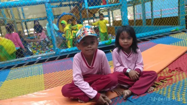 Keseruan siswa sekolah menengah mengikuti tantangan wahana ekstrem di area WBL