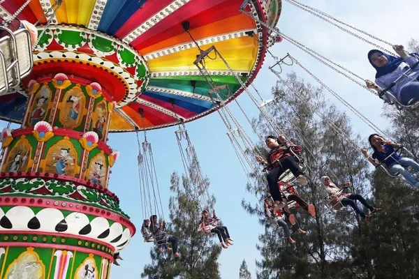 Fasilitas makan siang rombongan dengan pemandangan laut yang menyegarkan